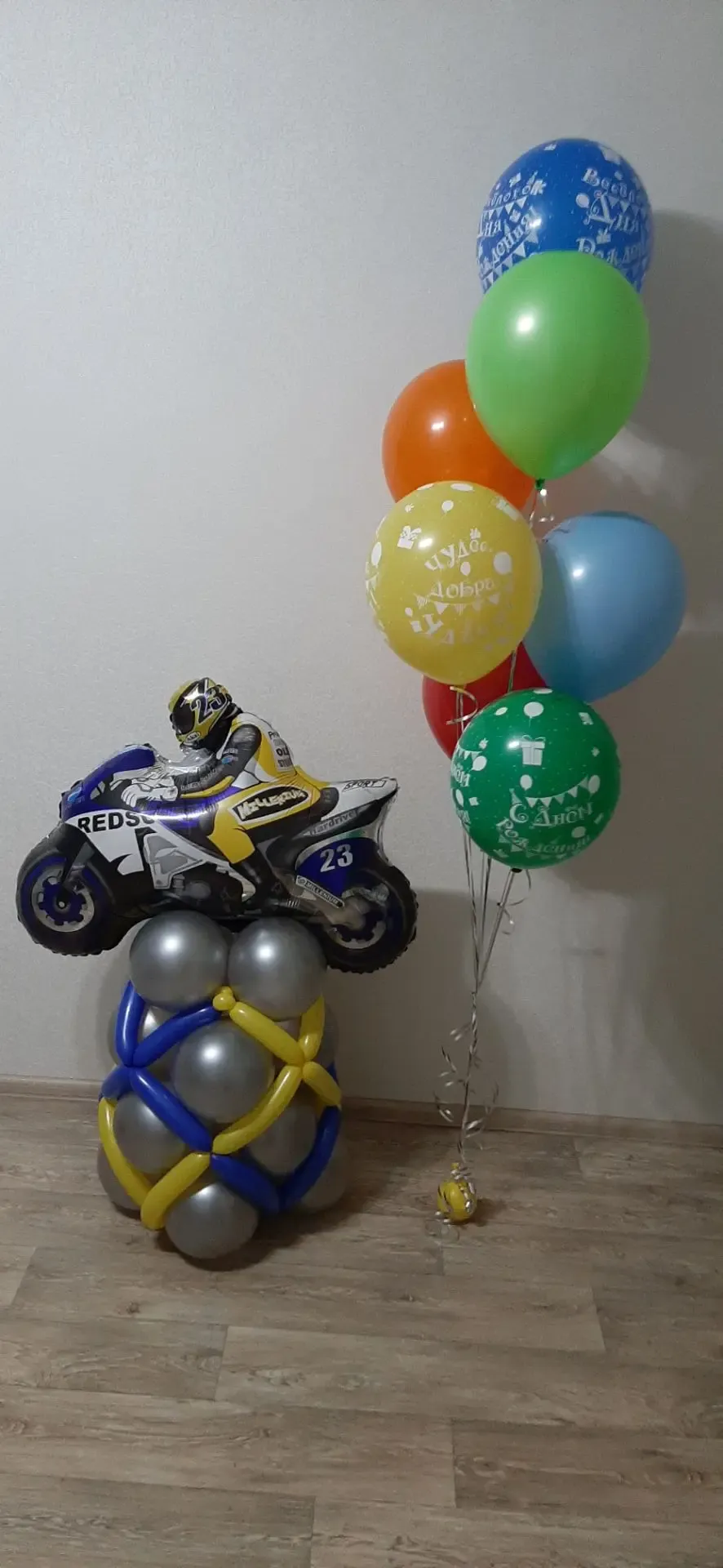 Так выглядит пышный фонтан из шаров, фольгированная фигура: оформление на день рождения. Ленты и грузики в тон, ничего лишнего — оформление смотрится цельно. Работаем по Самаре и области: называем стоимость до заказа, без сюрпризов.