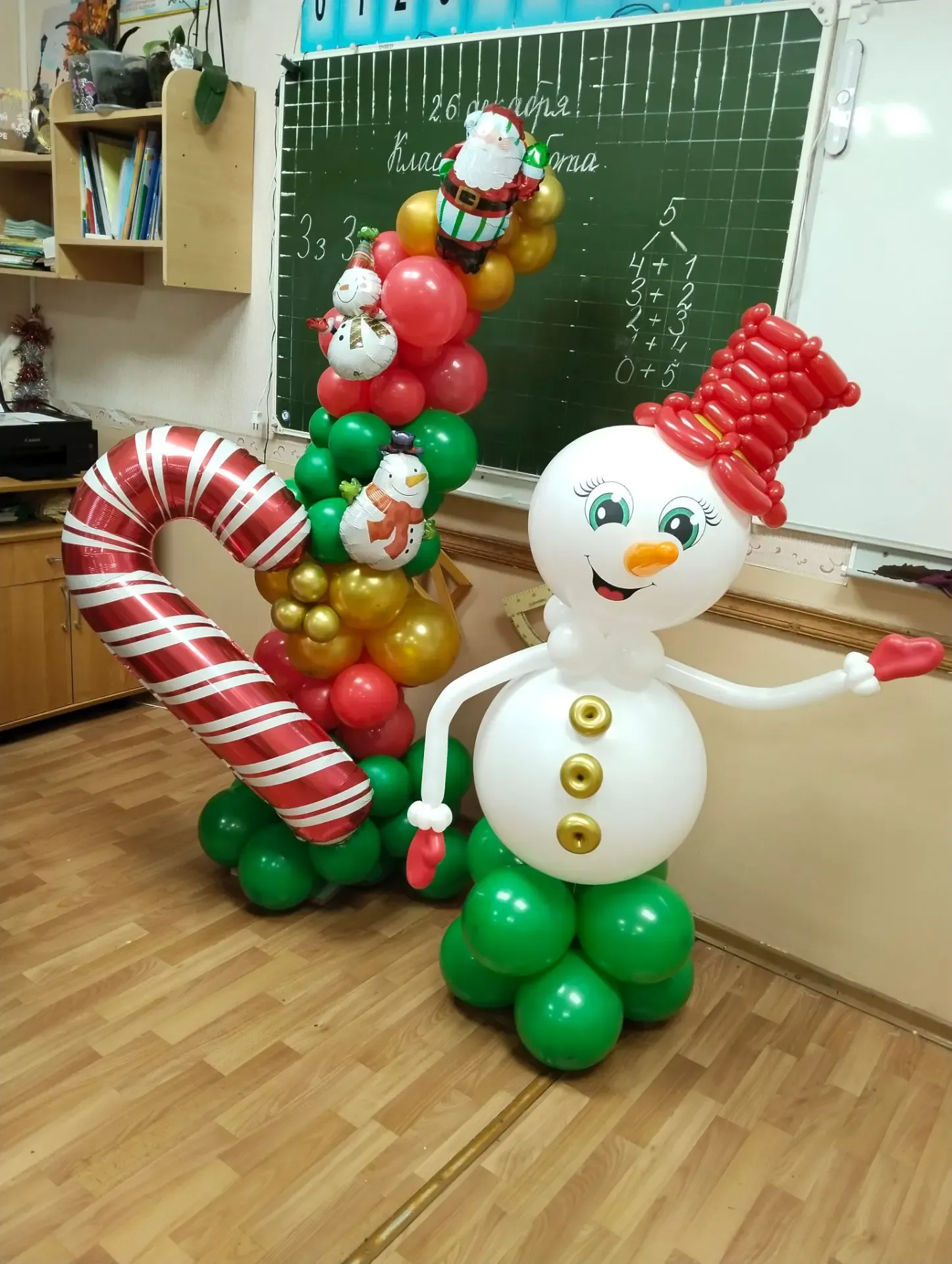 Новогоднее оформление класса — снеговик и карамельная колонна
