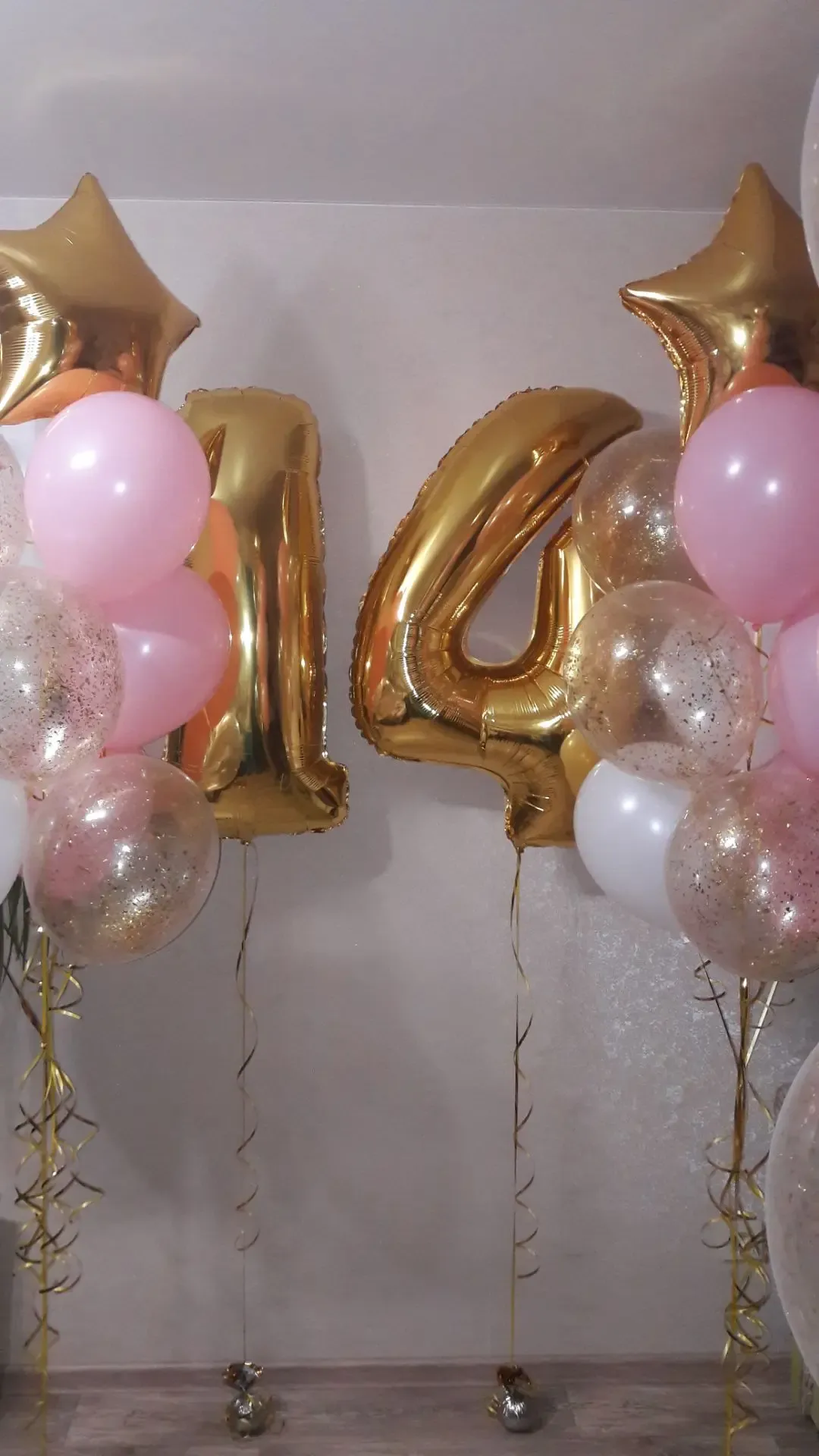 «Оформление на 14 лет — розовое золото: цифры и фонтаны» — композиция целиком: пропорции рассчитаны под зал и фотозону. Повторим в ваших цветах с доставкой по Самаре — напишите нам, посчитаем стоимость.