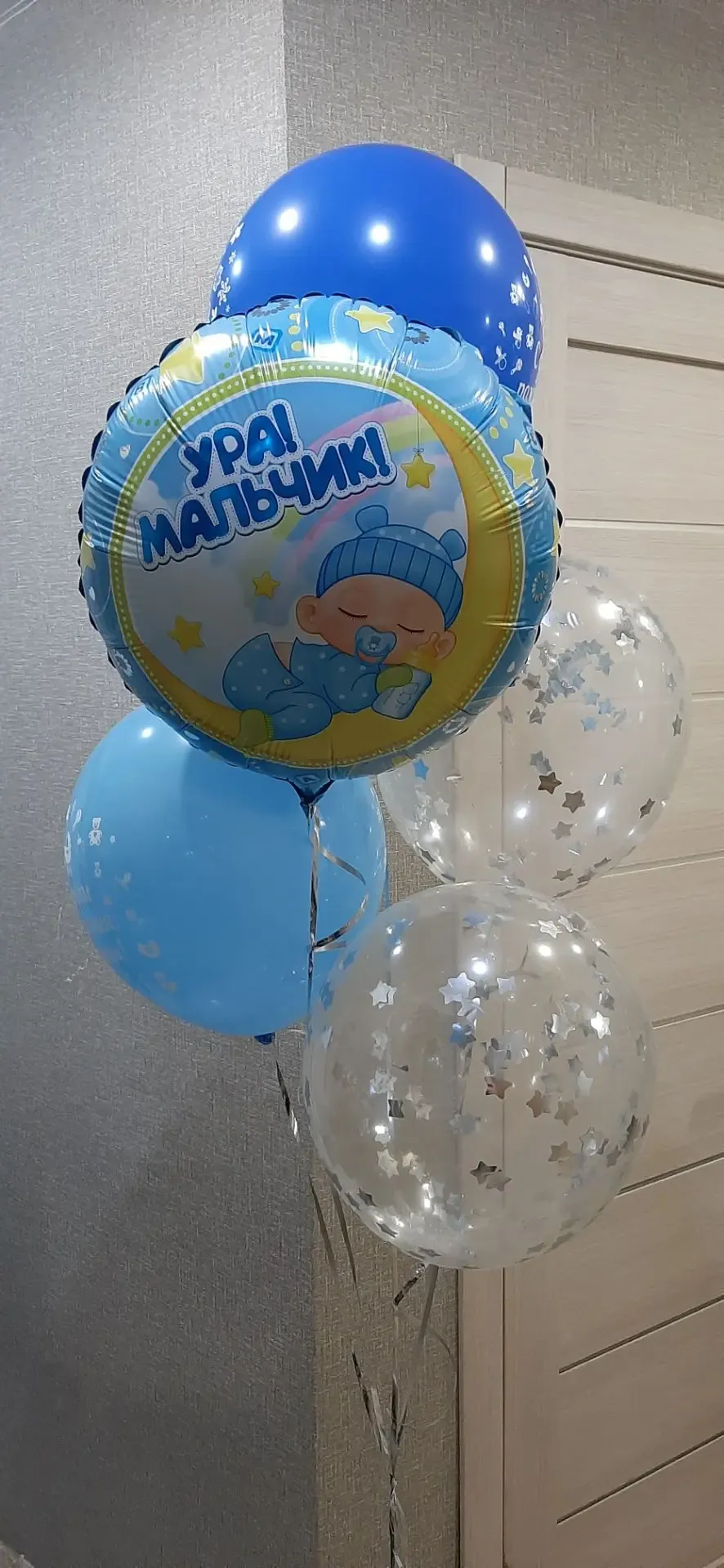 «Оформление на выписку из роддома» — фрагмент оформления: аккуратные узлы, ровные ленты, стойкие грузики. Повторим в ваших цветах с доставкой по Самаре — напишите нам, посчитаем стоимость.