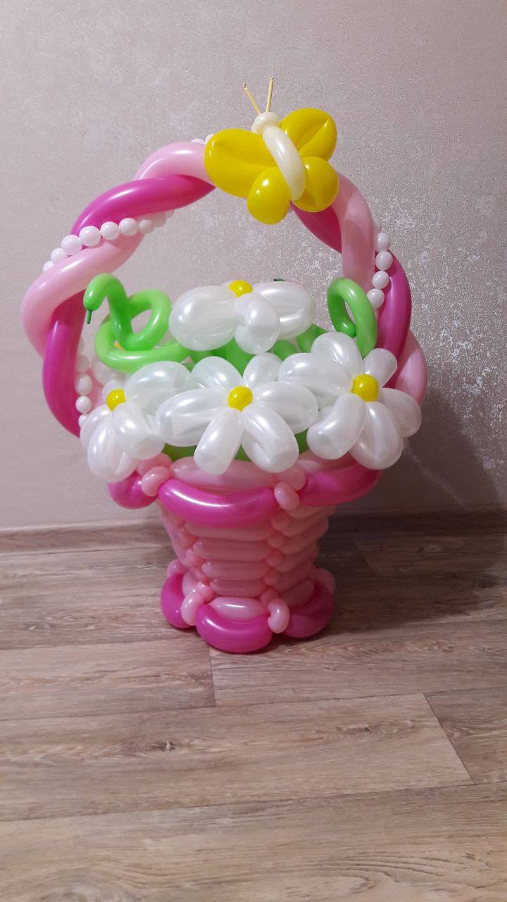 Корзина с ромашками из шаров